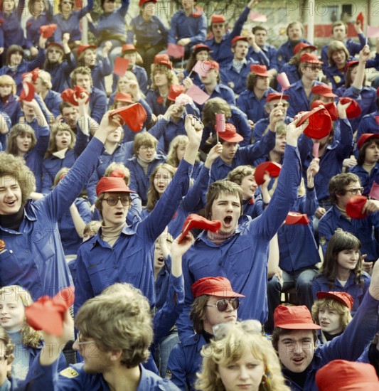 1980050165, East Berlin, 01.05.1980, Karl-Marx-Allee, cheering young members of the Free German