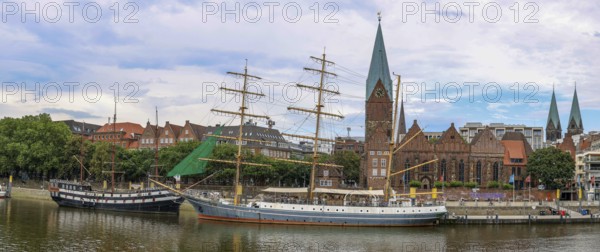 Panoramic photo of the promenade on the Weser with the sailing ship restaurants Dreimaster