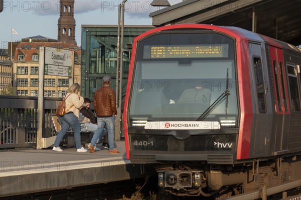 Underground, Hamburger Verkehrsverbund HVV, local transport, train of the underground line U3 at