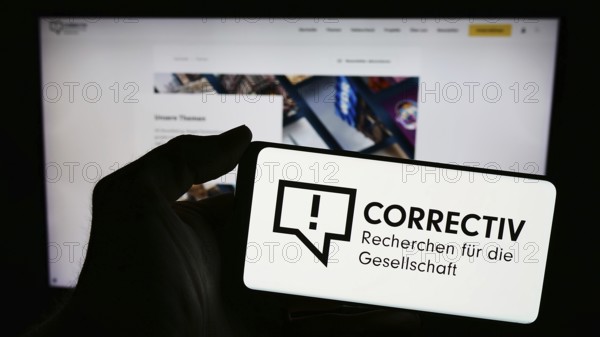 Stuttgart, Deutschland, 03-05-2024: Person hält Mobiltelefon mit Logo von Correctiv, Recherchen für