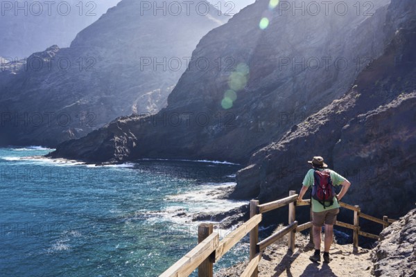 Hikers on the hiking trail from Playa de la Caleta to Punta San Lorenzo, cliffs near Hermigua, La