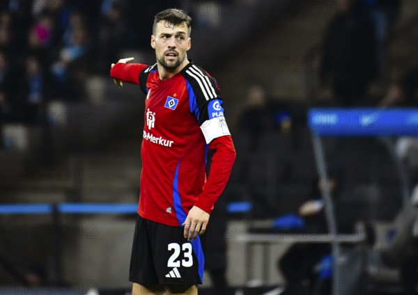 Jonas Meffert (Hamburger SV #23) gives instructions, gesticulates with his arms, gesticulates,