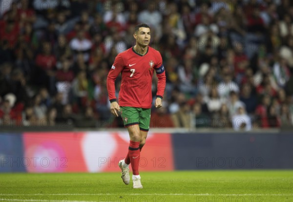Football match, Cristiano RONALDO CR7 Portugal walking to the right with concentrated look, Estadio