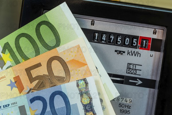 An electricity meter measures the electricity consumed. Symbol photo for electricity price and