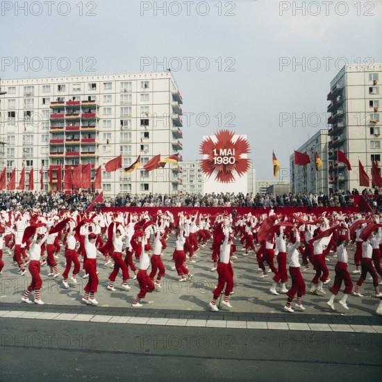 198005010101, East Berlin, 01.05.1980, Karl-Marx-Allee, sportswomen with scarves during a