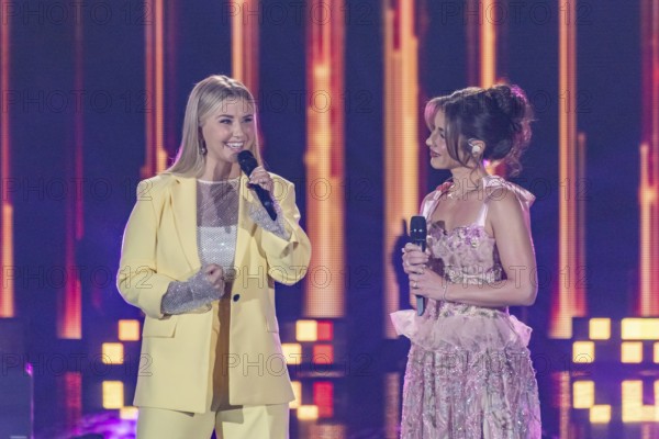 Sarah Engels and Beatrice Egli with the song Starke Mädchen at the Beatrice Egli Show in Studio