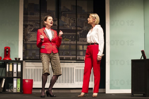 Julia Grimpe - Claudia, Katrin Schwingel - Dorothee, murder colleagues, photo rehearsal on