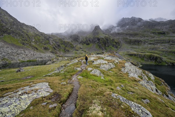 Mountaineers on a hiking trail between the mountain lakes Wangenitzsee and Kreuzsee, cloudy