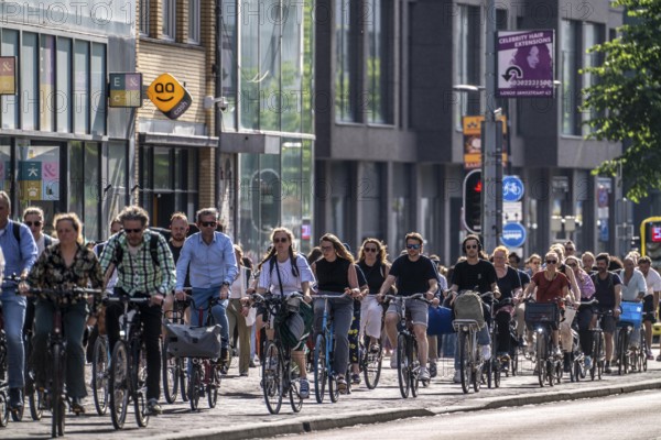 Central cycle path on the Lange Viestraat, lanes for pedestrians, cyclists and local traffic are