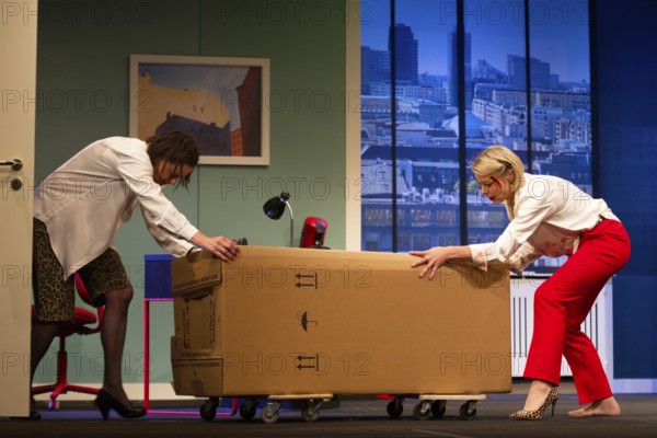Julia Grimpe - Claudia, Katrin Schwingel - Dorothee, murder colleagues, photo rehearsal on