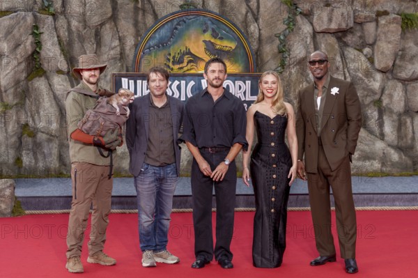 Director Gareth Edwards, Jonathan Bailey, Scarlett Johansson and Mahershala Ali at the German