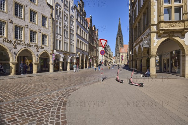 Historic buildings, facade, gable, arcades, retail, e-scooter, church, St. Lamberti,