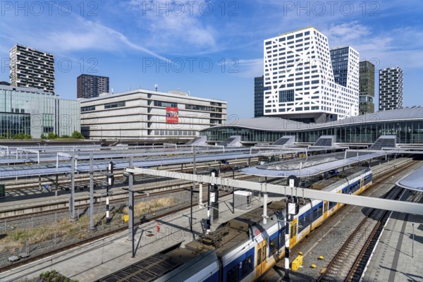 Utrecht Centraal railway station, tracks and concourse, trains of Nederlandse Spoorwegen N.V. state