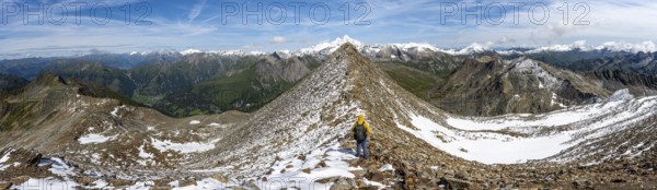 Mountain panorama, mountaineer climbing to the summit of Böses Weibl, view of mountain landscape