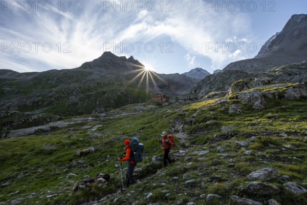 Mountaineers on a hiking trail, mountain hut Elberfelderhütte in front of a rocky mountain
