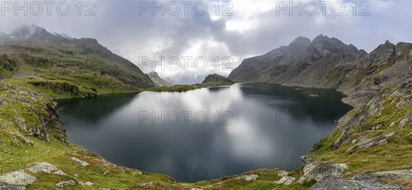 Mountain landscape with mountain lake Wangenitzsee, Wiener Höhenweg, Schober group, Hohe Tauern