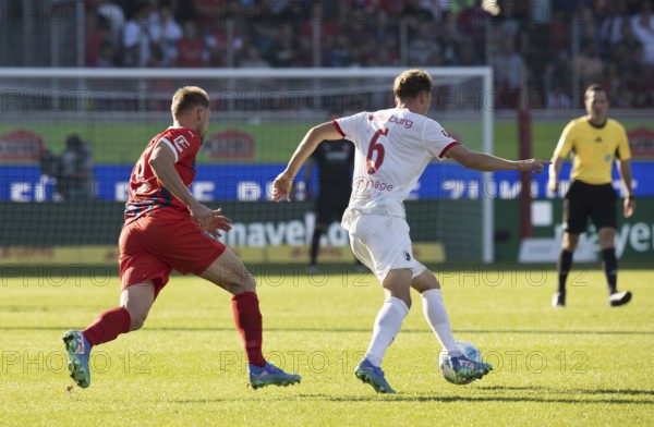 Football match, Patrick OSTERHAGE SC Freiburg right on the ball in a duel with captain Patrick