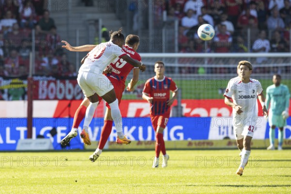 Football match, Junior ADAMU SC Freiburg left and Jonas FÖHRENBACH 1. FC Heidenheim in aerial