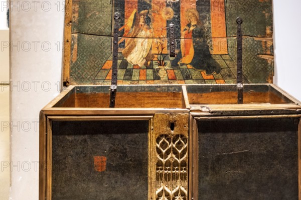 Bridal chest with an image of the annunciation, around the year 1500, gilded and polychrome wood,