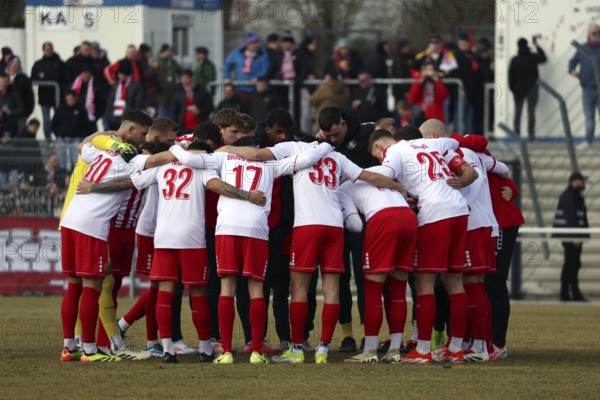 Evoking team spirit and getting in the mood for the important basement derby, the players of Hesse