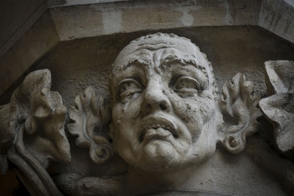 Rostro tallado en las columnas de Sukiennice, Rynek G?ówny, plaza del mercado, Cracovia, voivodato