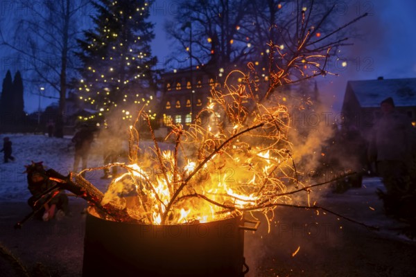 Christmas tree burning on the Kleinnauendorf fairground. The local history association G-Haus