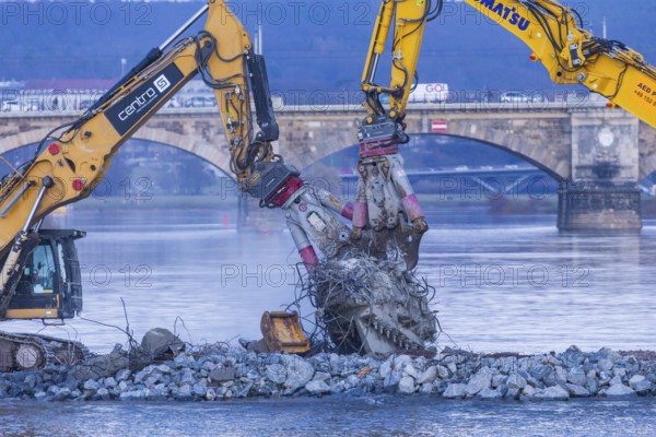 After the partial collapse of the Carola Bridge, demolition work continues on a dam built directly