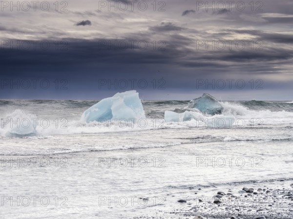Diamond Beach, icebergs in the surf, near Jökulsarlon glacier lagoon, Vatnajökull National Park,