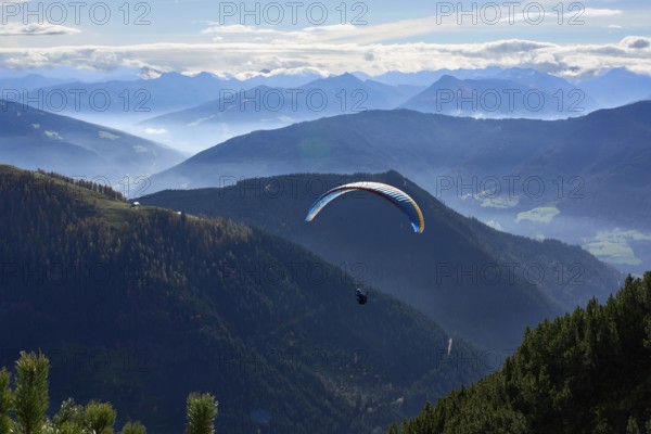 Paragliders, paragliders, paragliding, at the Bischlinghöhe, near the village of Werfenweng,