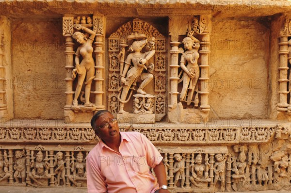 Gujarat, Indien: Führer erklärt die Geschichte des Hindu-Sandstein-Tempels Rani ki Vav (1063 n. CHr