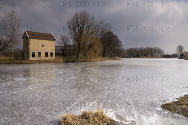 The Appel House is a monumental barn along the Alblas River on the Hof Souburgh grounds near
