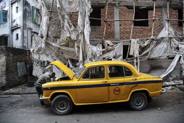 03.12.2011, Kolkata (Calcutta), West Bengal, India, Asia, A taxi driver looks under the bonnet of