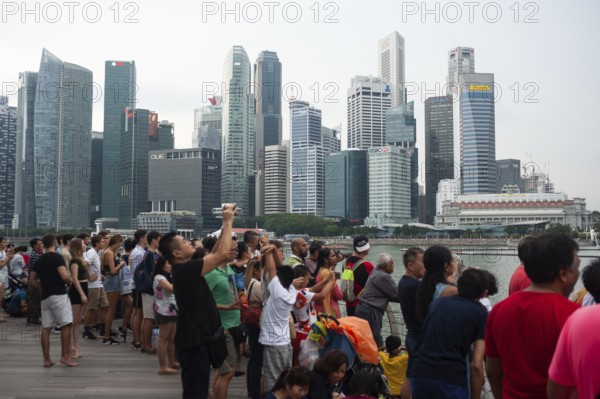 04.08.2018, Singapore, Republic of Singapore, Asia, Visitors watch a flight manoeuvre by the local
