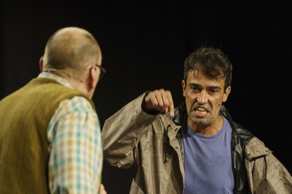 Escalar un gegant, theatrical performance, performed by Xavi Núñez and Santi Pons, directed by