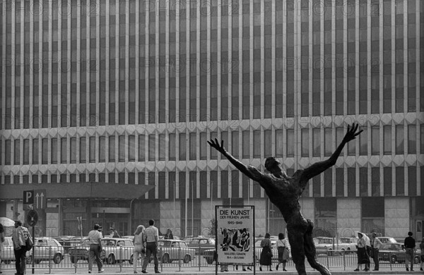 GDR, Berlin, 16 May 1990, Foreign Ministry of the German Democratic Republic, with artwork in the