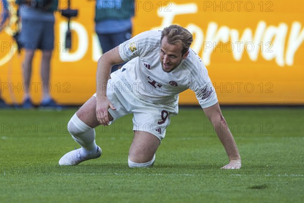 Football match, Harry KANE Bayern Munich rise up with difficulty after a missed opportunity,