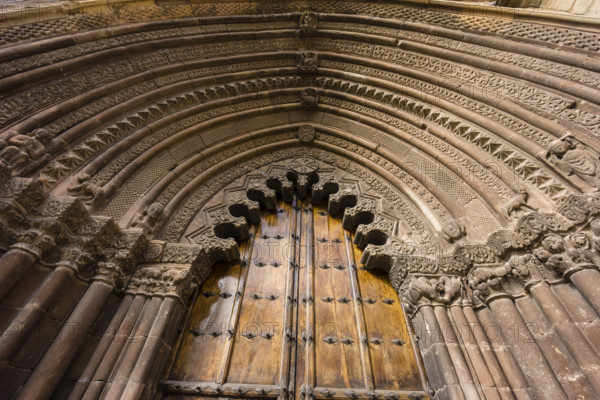 Portada ojival y arquería polilobulada, iglesia de San Román, edificada hacia 1200, Cirauqui,