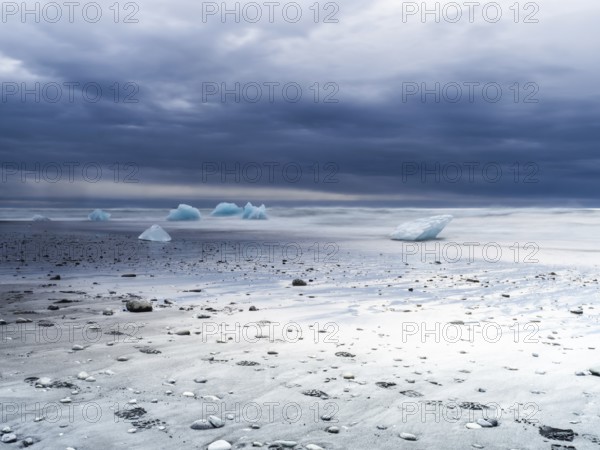 Diamond Beach, icebergs on the black lava beach, near Jökulsarlon glacier lagoon, Vatnajökull