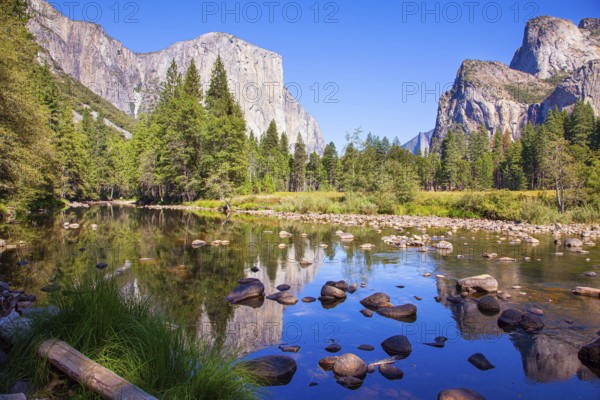 Beautiful day in the park valley. Yosemite Park is located on the slopes of the Sierra Nevada.