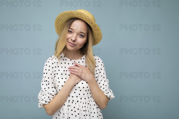 Foto von jung positiv glücklich schöne blonde Frau mit aufrichtigen Emotionen tragen Sommerkleid