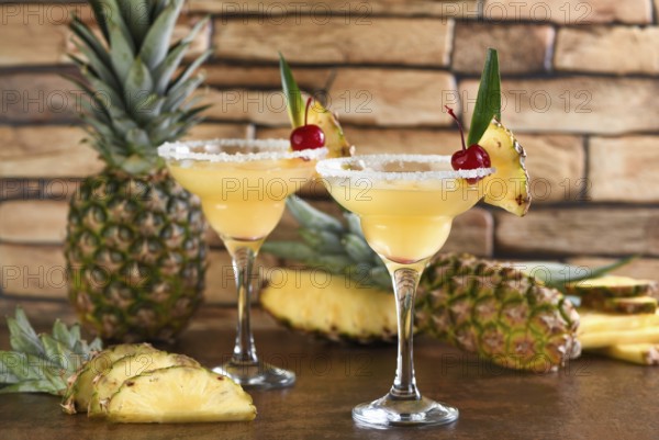 Lime combined with fresh pineapple juice and tequila are cocktails that always have a bright taste