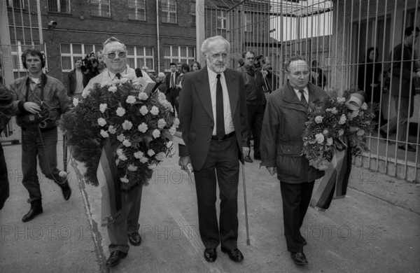 Germany, Berlin, 06.03.1992, Wreath-laying ceremony at the former Stasi remand prison