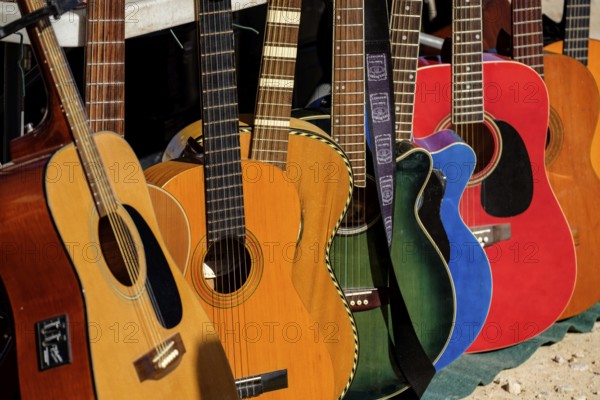 Guitarras, Mercado de antigüedades y de segunda mano de Son Bugadelles, Calvià, Mallorca, balearic