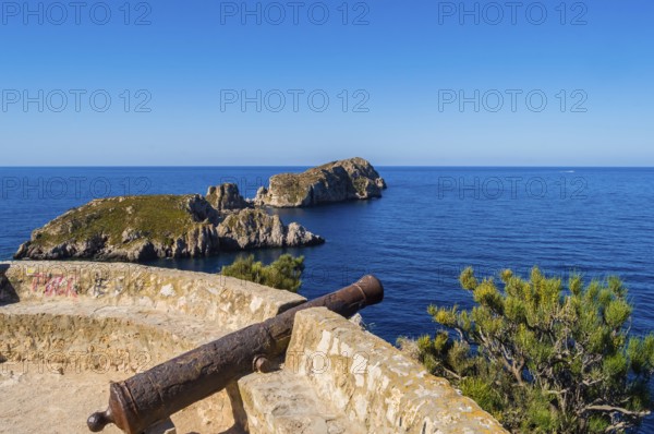 Old cannon cannon overhang the marine reserve of the Malgrats Islands northwest of the island of