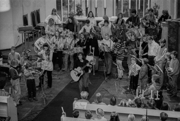Germany, Berlin, 03.12.1991, Christmas market at the Stefanusstift in Spandau, music in the church,