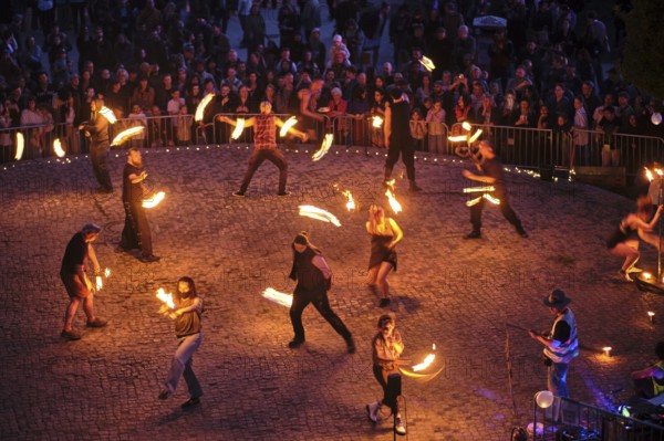 Germany, Berlin, 30.04.2025, Peaceful Walpurgis in Mauerpark, amphitheatre, fire artists, fire
