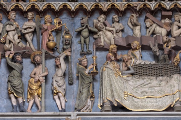 Freiburg, Cathedral of Our Lady, portal vestibule, tympanum, angel with soul scales and praying