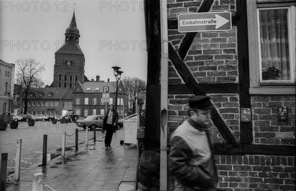 Germany, Sternberg, 12.01.1992, Town Church of St. Mary and St. Nicholas, one-way street, Sternberg