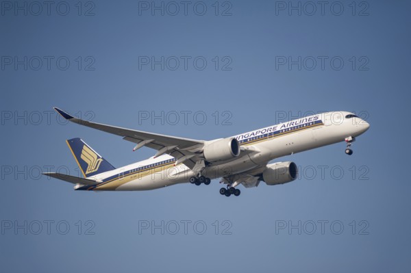 26.07.2023, Singapore, Republic of Singapore, Asia, A Singapore Airlines Airbus A350-900 passenger