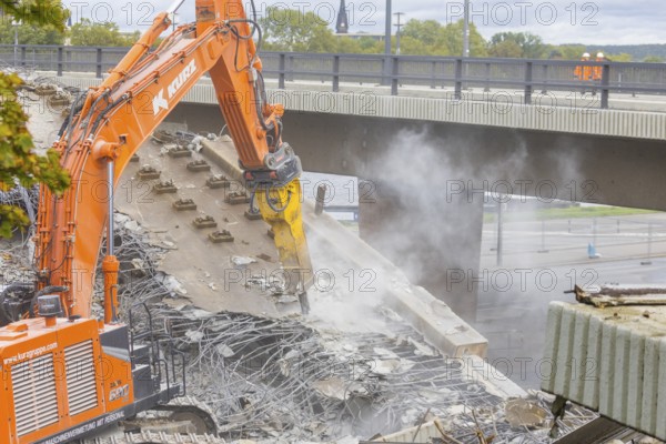 After the collapse of parts of the Carola Bridge, demolition work began on the Old Town side. The